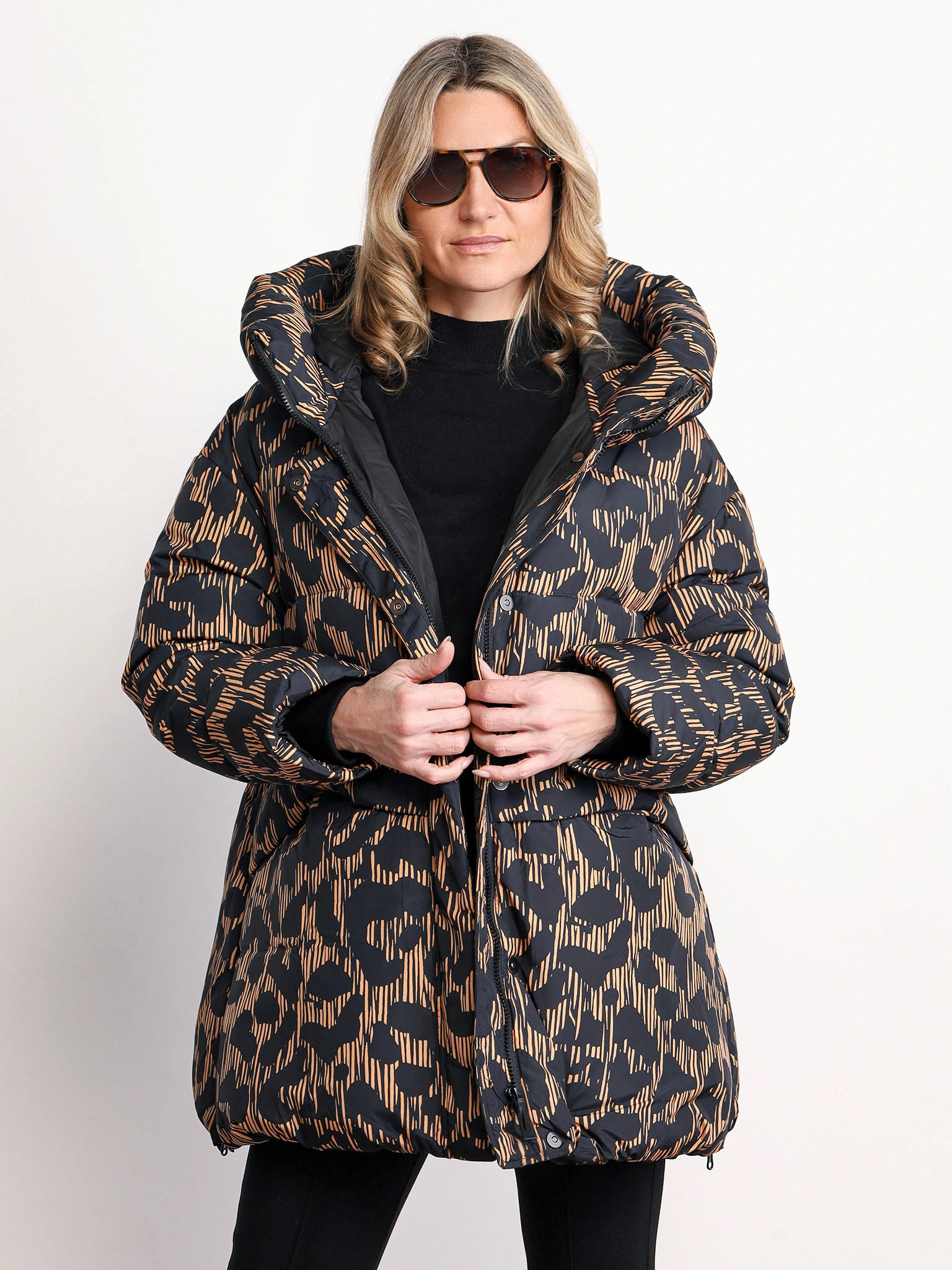 Пуховик с абстрактным принтом коричневого цвета с капюшоном